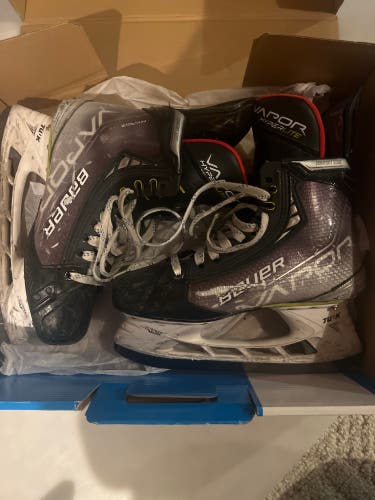 2021 Bauer Vapor Hyperlite Hockey Skates Regular Width 6 (Used)