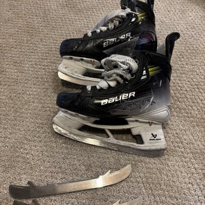 2024 Bauer Vapor Hyperlite 2 Hockey Skates Size 4.5 (Used)