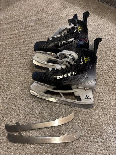 2024 Bauer Vapor Hyperlite 2 Hockey Skates Size 4.5 (Used)