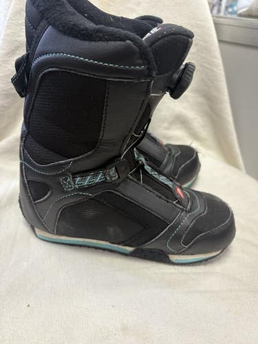 Junior Size 4/5 Head Boa Lacing Snowboard Boots
