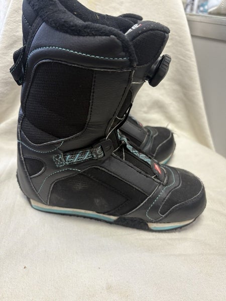 Junior Size 4/5 Head Boa Lacing Snowboard Boots