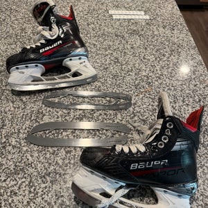 2024 Bauer Vapor X4 Hockey Skates Regular Width Size 4 (Used)