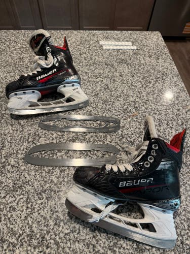 2024 Bauer Vapor X4 Hockey Skates Regular Width Size 4 (Used)