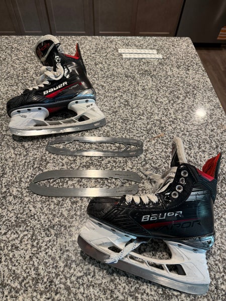 2024 Bauer Vapor X4 Hockey Skates Regular Width Size 4 (Used)