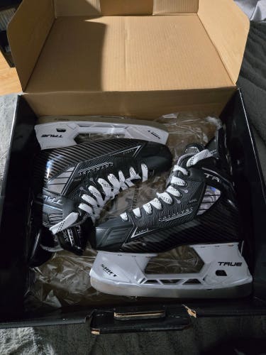 True Catalyst Arc Hockey Skates Wide Width 7.5 (New)