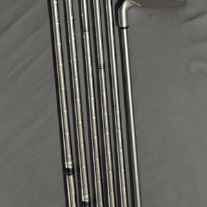 Men's 2000 Callaway Steelhead X-14 Right Handed Iron Set Regular Flex 6 Pieces Graphite/Steel Shaft