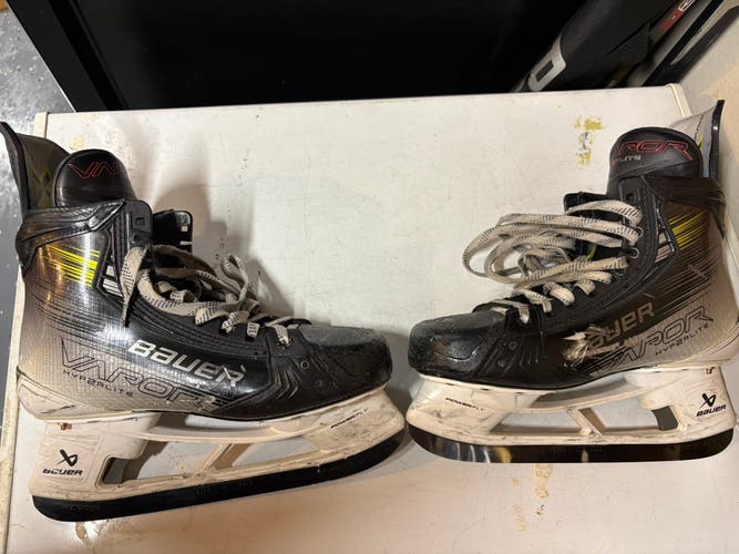 2024 Bauer Vapor Hyperlite 2 Hockey Skates Regular Width 9 (Used)