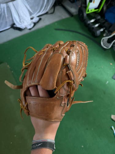 Wilson Staff RH Pitcher's Baseball Glove 11.75" (Used)