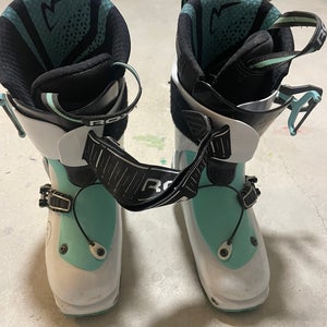 Mondo 23 & 23.5 Women's Roxa Alpine Touring Ski Boots Medium Flex (Used)