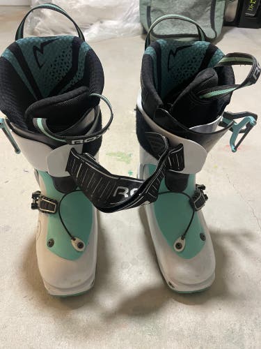 Mondo 23 & 23.5 Women's Roxa Alpine Touring Ski Boots Medium Flex (Used)