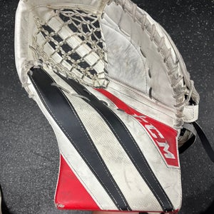 Used CCM Extreme Flex E5.5 Jr Goalie Glove