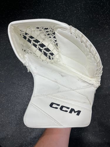 Like New CCM Axis 2.5 Jr Goalie Glove