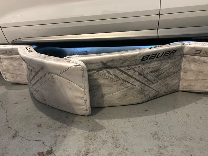 Medium Bauer Vapor 3X Goalie Leg Pads (Used)