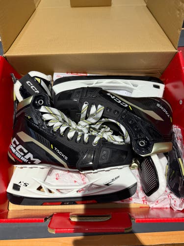 CCM Tacks AS-V Hockey Skates Size 8 Regular Width without steel (New)