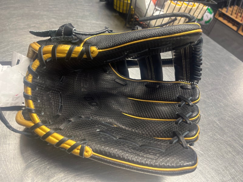 Wilson A2000 RH Softball Glove 12" (New)