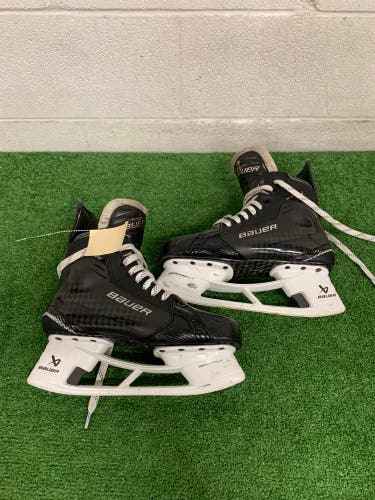 Intermediate Bauer Supreme Shadow Hockey Skates 6 (Used)