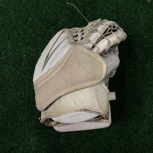 White Intermediate Bauer Vapor X5 Pro Goalie Glove Regular (Used)