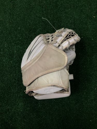 White Intermediate Bauer Vapor X5 Pro Goalie Glove Regular (Used)