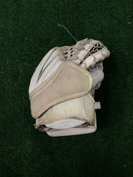 White Intermediate Bauer Vapor X5 Pro Goalie Glove Regular (Used)