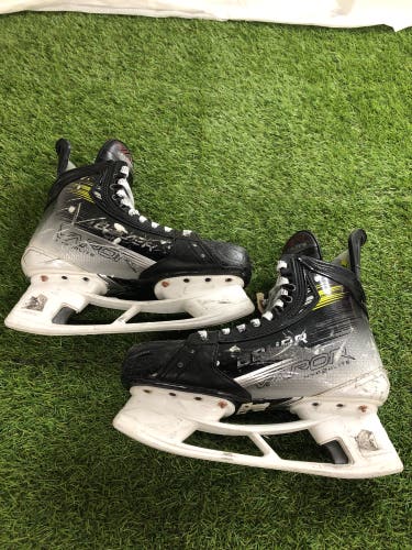 Senior Bauer Vapor Hyperlite 2 Hockey Skates 9.5 (Used)