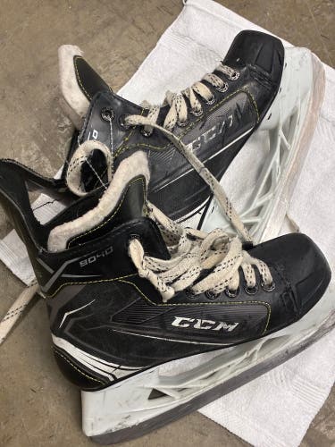 Junior CCM Tacks 9040 Hockey Skates Regular Width Size 2 (Used)