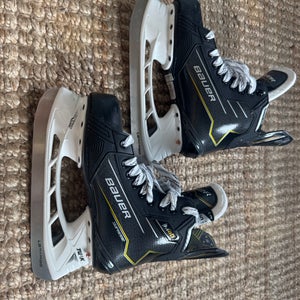 2024 Bauer Supreme M40 Hockey Skates Wide Width Size 5 (Used)