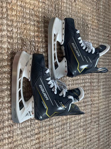 2024 Bauer Supreme M40 Hockey Skates Wide Width Size 5 (Used)