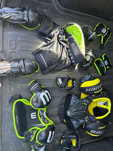 Extra Small / Small Youth Bauer Shoulder Pads (Used)
