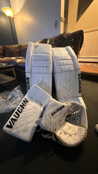 31+2 Vaughn VE8 Intermediate Regular Goalie Full Set (Used)