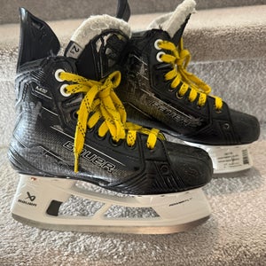 2024 Bauer Supreme M50 Pro Hockey Skates Regular Width Size 2.5 (Used)