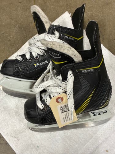 Youth CCM Tacks 2052 Hockey Skates Regular Width 9 (Used)