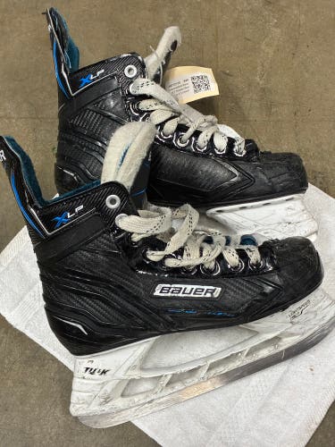 Intermediate Bauer XLP Hockey Skates Size 4.5 (Used)