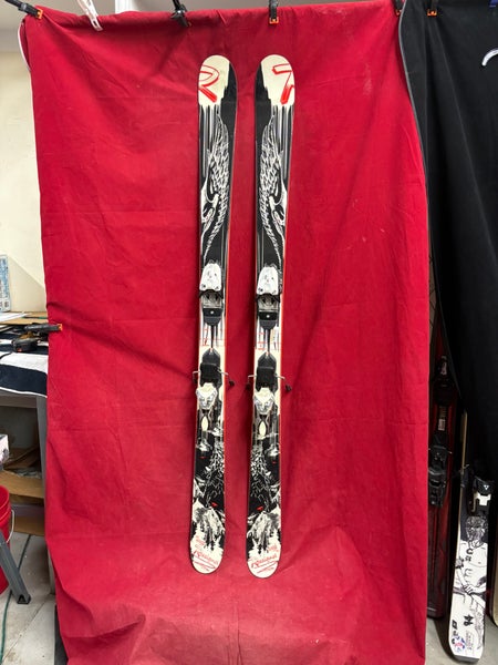 Skis: Rossignol Scratch skis, 160cm
Bindings: Maker
Binding Range: 292-318mm
All-Mountain, twin tips