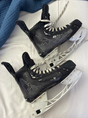 Bauer Vapor Hyperlite Hockey Skates 7 (Used)