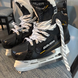 2023 Bauer Supreme M5 Pro Hockey Skates Size 4.5 (Used)