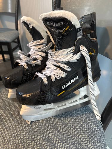 2023 Bauer Supreme M5 Pro Hockey Skates Size 4.5 (Used)