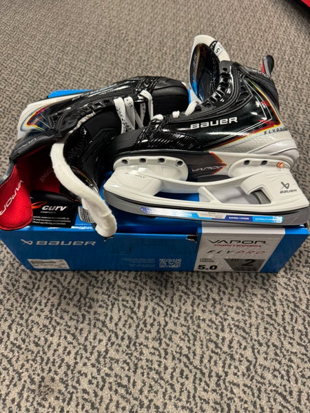 Bauer Vapor FLYPRO Hockey Skates Size 5 (New)