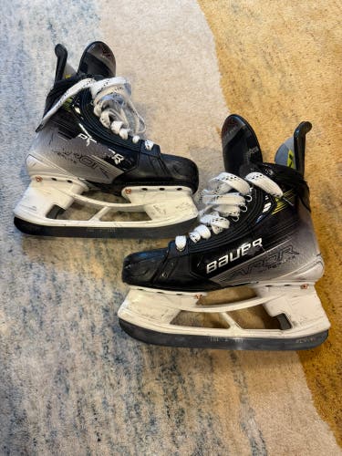 2024 Bauer Vapor Hyperlite 2 Hockey Skates Regular Width 6 (Used)