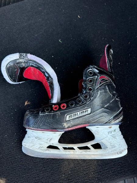 2019 Bauer Vapor X700 Hockey Skates Regular Width Size 2.5 (Used)