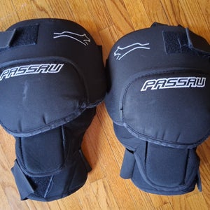 Passau Pro Hockey Goalie knee pads Senior S/M (Used )