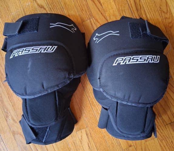 Passau Pro Hockey Goalie knee pads Senior S/M (Used )