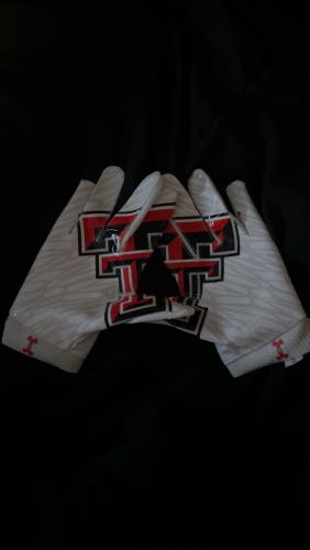 White Adult Large Under Armour Gloves (New)