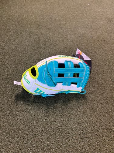 Wilson RH Outfield A2000 Softball Glove 12.25" (New)