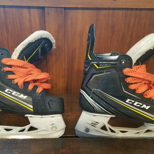 CCM Tacks 9080 Hockey Skates Regular Width Size 2 Junior (Used)