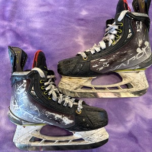Bauer Vapor Hyperlite Hockey Skates | Intermediate 4 Fit 2 (Used)
