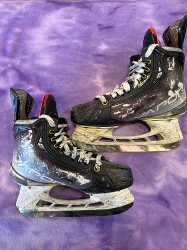 Bauer Vapor Hyperlite Hockey Skates | Intermediate 4 Fit 2 (Used)