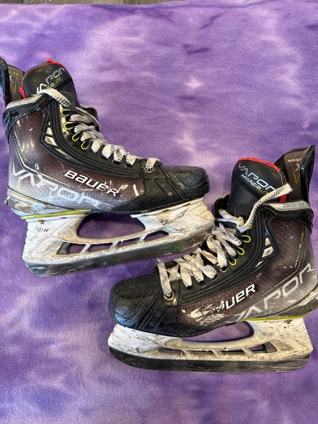 Intermediate Bauer Vapor Hyperlite Hockey Skates Regular Width Size 4 (Used)