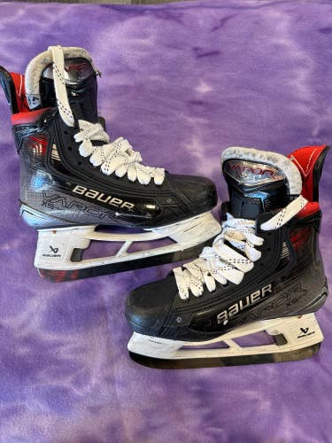 Intermediate Bauer Vapor X5 Pro Hockey Skates Regular Width Size 4.5 (Used)