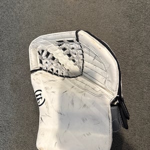 White Youth Warrior Ritual G6 E+ Goalie Glove Regular (Used)