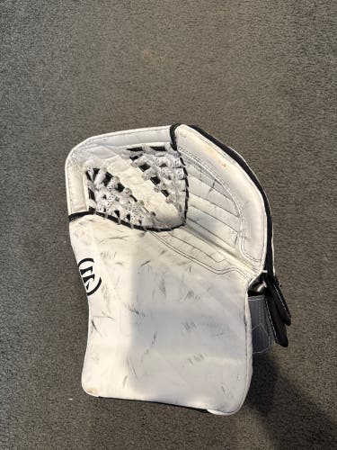 White Youth Warrior Ritual G6 E+ Goalie Glove Regular (Used)